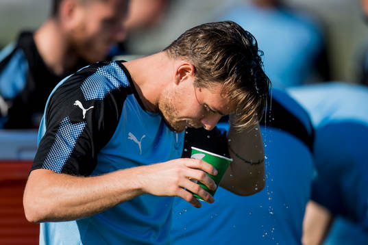 Malmö FFs Eric Larsson stänker vatten på huvudet