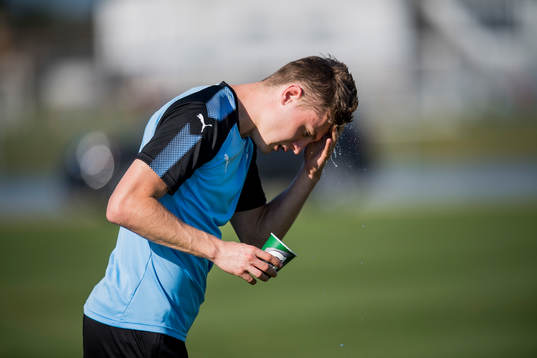 Malmö FFs Mattias Svanberg stänker vatten på huvudet