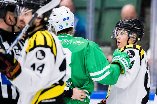 Rögles Linus Sandin och Brynäs Henrik Larsson i diskussion