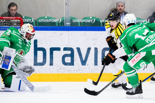 Rögles målvakt Justin Pogge och Brynäs Jesper Boqvist