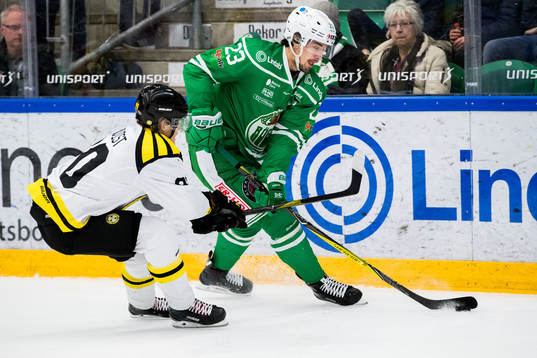 Rögles Daniel Sylwander med pucken