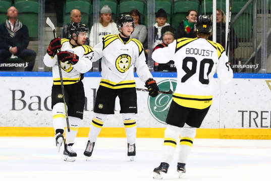 Brynäs Linus Ölund jublar med Kevin Clark