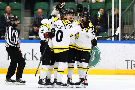 Brynäs spelare jublar med Linus Ölund