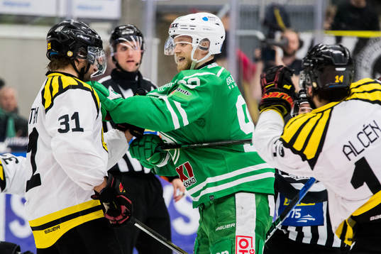 Brynäs Jonathan Granström och Rögles Ted Brithén i