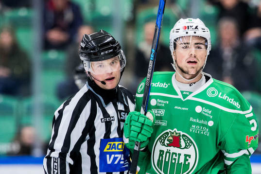 Rögles Alen Bibic i diskussion med Domare Linus Öhlund