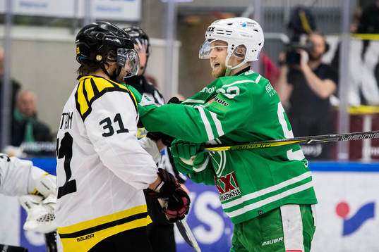 Brynäs Jonathan Granström och Rögles Ted Brithén i