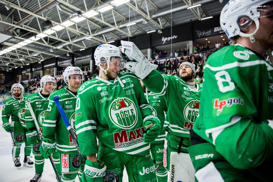 Rögles spelare jublar