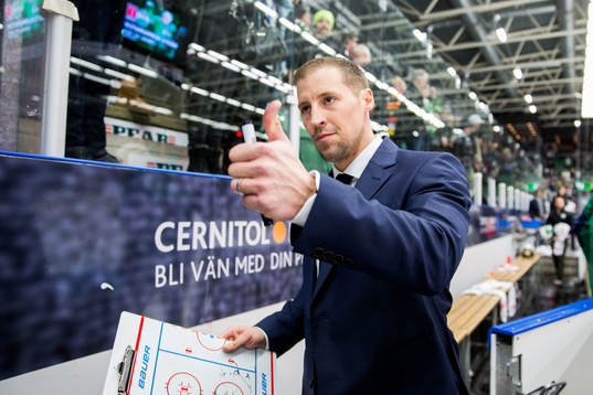 Rögles tränare Cam Abbott gör tummen upp