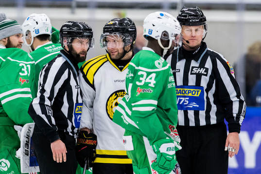 Brynäs Jonathan Granström i diskussion med domaren
