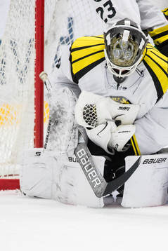 Brynäs målvakt Samuel Ersson med pucken i handsken