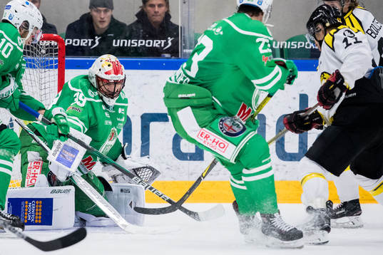 Rögles målvakt Justin Pogge (m) skyddar mål