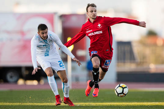 Rijekas Filip Bradaric i kamp om bollen med Norrköpings