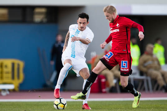 Rijekas Roberto Puncec i kamp om bollen med Norrköpings