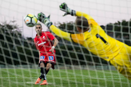 Norrköpings Alexander Jakobsen med en straff