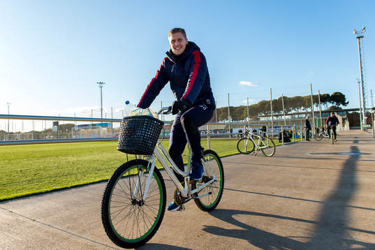 Målvakten Pär Hansson tar cykeln tillbaka till hotellet