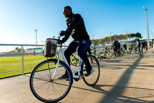Oke Akpoveta cyklar hem