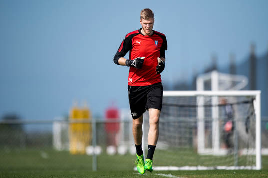 Malmö FFs målvakt Fredrik Andersson värmer upp