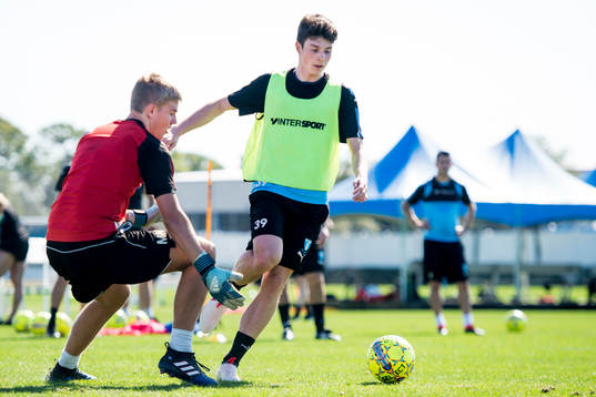 Malmö FFs målvakt Mathias Nilsson och Felix Konstandeliasz