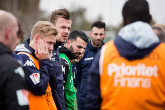 IFK Göteborg samlade lyssnandes till tränare Poya Asbaghi