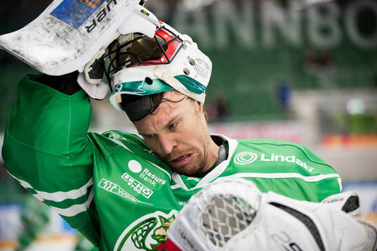 Rögles målvakt Justin Pogge tar av hjälm
