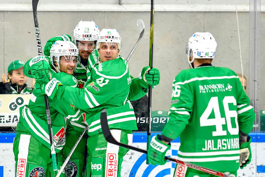Rögles Daniel Sylwander jublar med lagkamrater