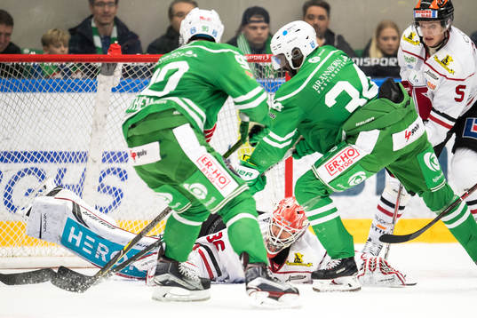 Örebro målvakt Axel Brage framför Rögles Edwin Hedberg