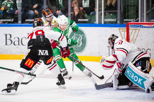 Rögles Olle Liss framför Örebro målvakt Axel Brage