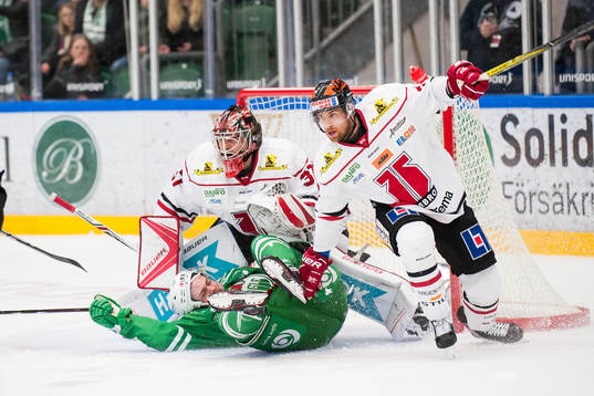 Rögles Lucas Elvenes fylls framför Örebro målvakt Axel