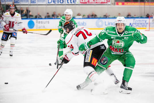Rögles Ted Brithén dras i handen av Örebro Anton Hedman