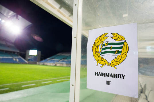 Hammarbys avbytarbänk innan en träningsmatch i fotboll