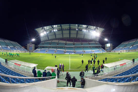 Spelarna värmer upp på Estadio Algarve