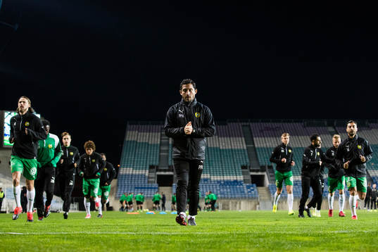 Hammarbys assisterande tränare Pablo Pinones-Arce håller