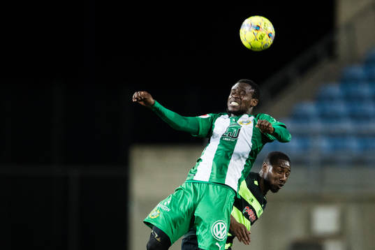 Hammarbys Gershon Koffie i en nickduell med Shamrock Rovers