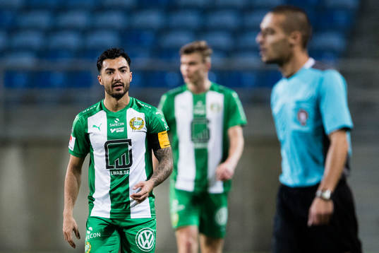 Hammarbys Jiloan Hamad talar till domare Claudio Pereira