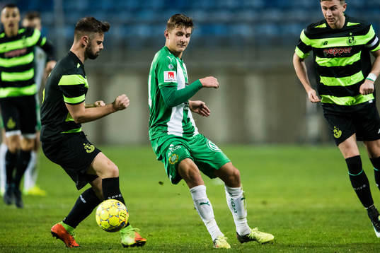Shamrock Rovers Greg Bolger i kamp om bollen med Hammarbys