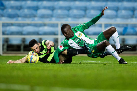 Shamrock Rovers Roberto Lopez i kamp om bollen med