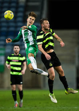 Hammarbys Dusan Jajic i en nickduell med Shamrock Rovers