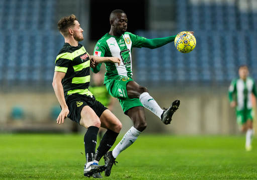 Shamrock Rovers Lee Grace i kamp om bollen med Hammarbys Pa