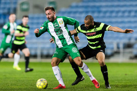 Hammarbys Muamer Tankovic i kamp om bollen med Shamrock