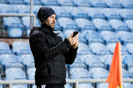 Hammarbys målvakt Johan Wiland följer uppvärmningen