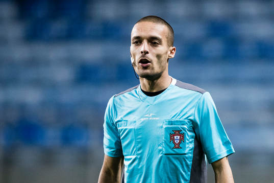 Domare Claudio Pereiraunder en träningsmatch i fotboll