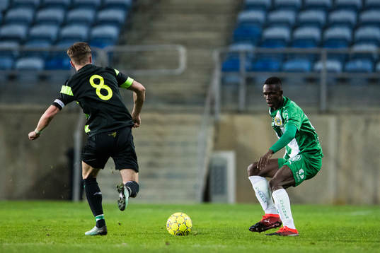 Shamrock Rovers Ronan Finn och Hammarbys Kossounou Odilon