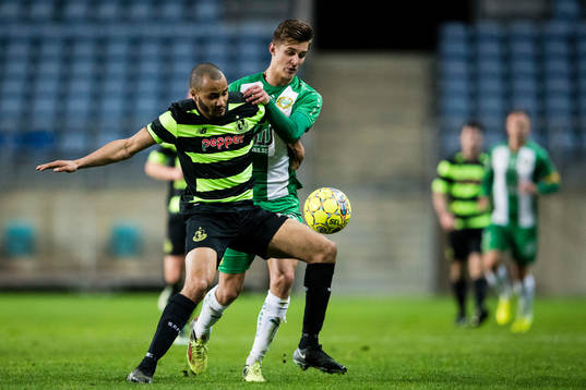 Shamrock Rovers Ethan Boyle i kamp om bollen med Hammarbys