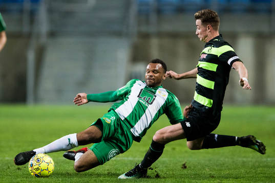 Hammarbys Serge-Junior Martinsson Ngouali i kamp om bollen