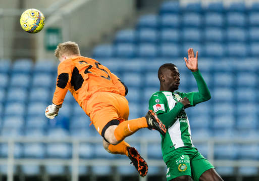 Shamrock Rovers målvakt Kevin Horgan nickar undan bollen