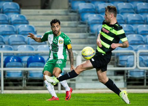 Hammarbys Jiloan Hamad med ett inlägg