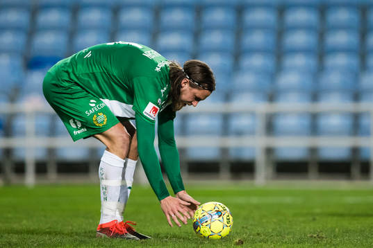 Hammarbys Björn Paulsen lägger bollen till rätta innan