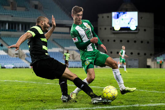 Shamrock Rovers Ethan Boyle i kamp om bollen med Hammarbys