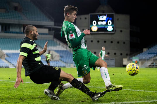 Shamrock Rovers Ethan Boyle i kamp om bollen med Hammarbys