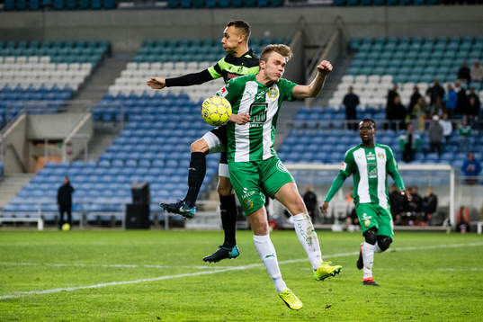 Shamrock Rovers Graham Burke i kamp om bollen med Hammarbys